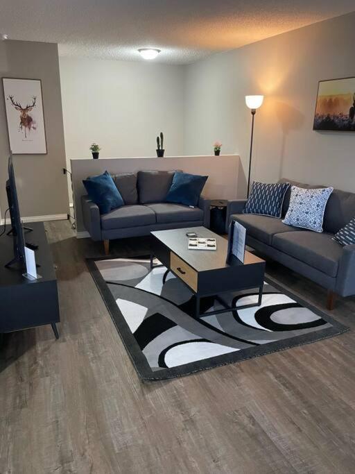 Wonderful 2-Bedroom Apartment Camrose Bagian luar foto