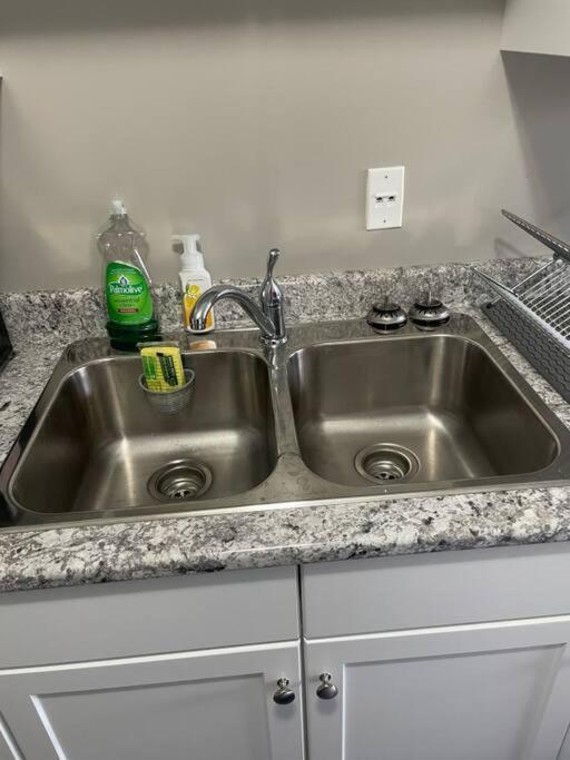 Wonderful 2-Bedroom Apartment Camrose Bagian luar foto