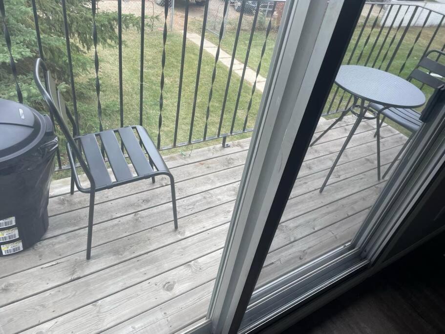 Wonderful 2-Bedroom Apartment Camrose Bagian luar foto