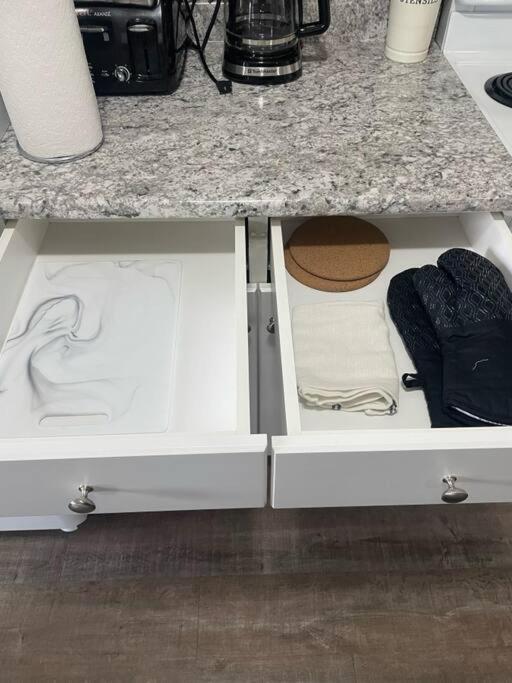 Wonderful 2-Bedroom Apartment Camrose Bagian luar foto